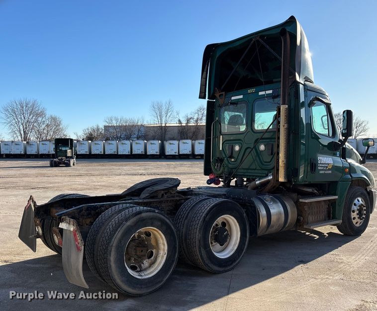 image for item FG1067 2017 Freightliner Cascadia 125 semi truck