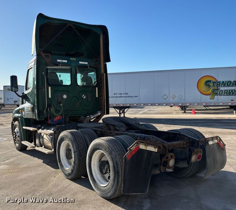 image for item FG1067 2017 Freightliner Cascadia 125 semi truck