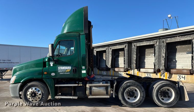 image for item FG1067 2017 Freightliner Cascadia 125 semi truck