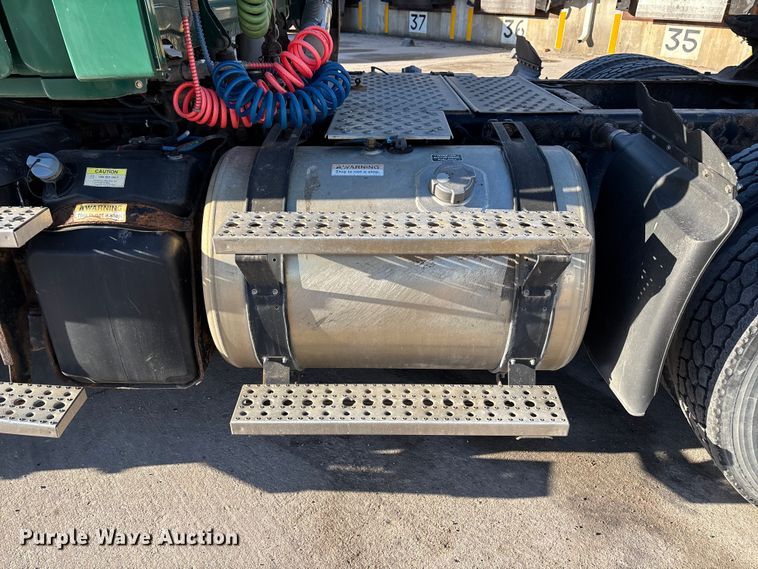 image for item FG1067 2017 Freightliner Cascadia 125 semi truck