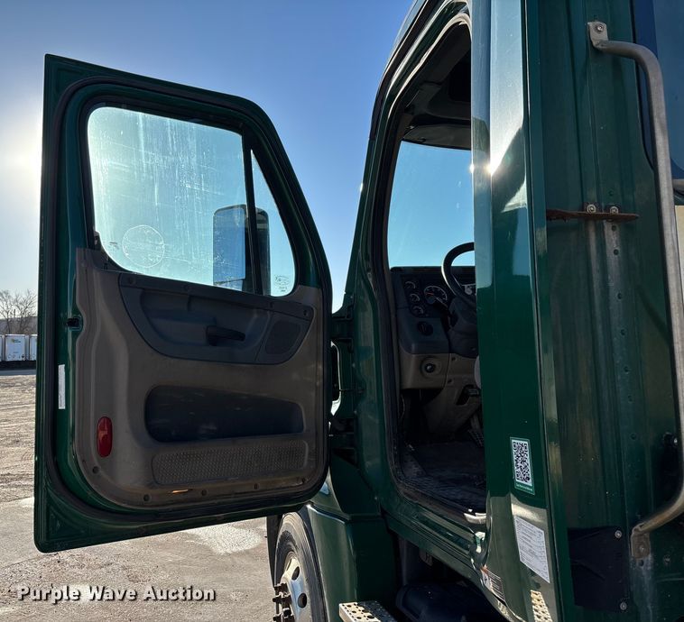 image for item FG1067 2017 Freightliner Cascadia 125 semi truck