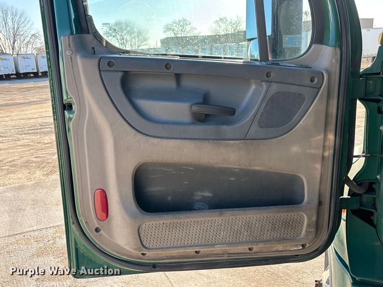 image for item FG1067 2017 Freightliner Cascadia 125 semi truck