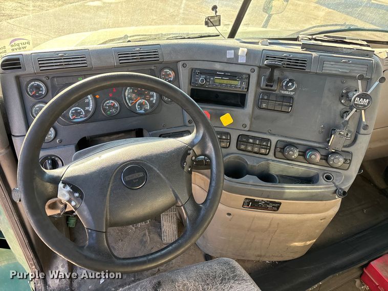 image for item FG1067 2017 Freightliner Cascadia 125 semi truck