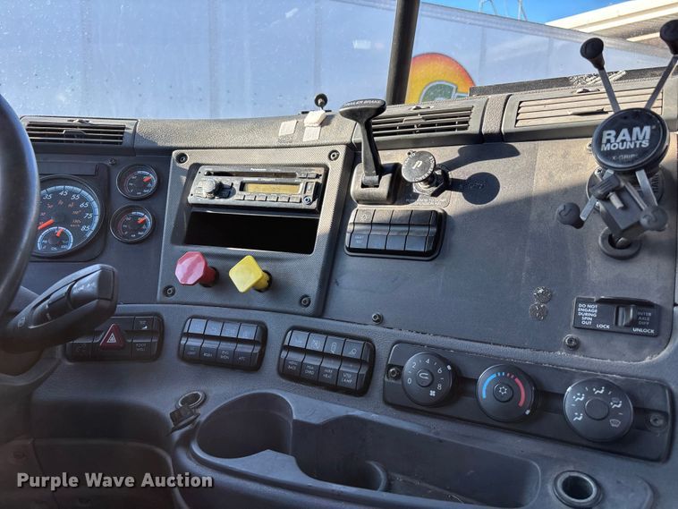 image for item FG1067 2017 Freightliner Cascadia 125 semi truck