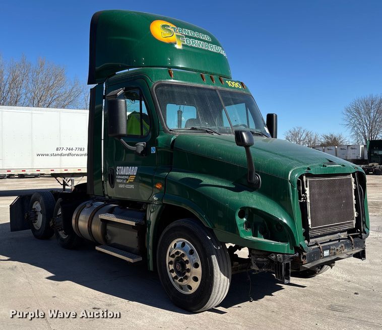 image for item FG1072 2017 Freightliner Cascadia 125 semi truck