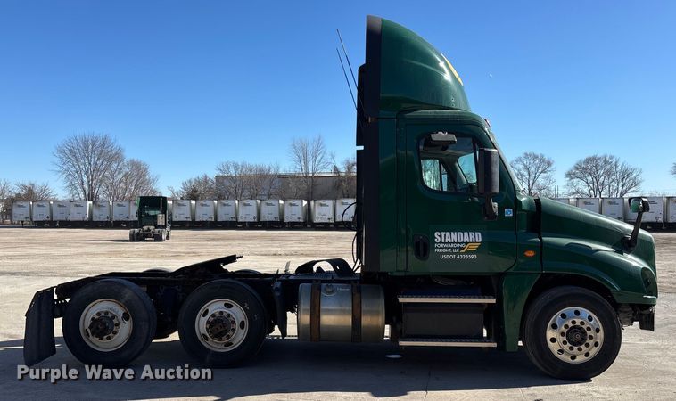 image for item FG1072 2017 Freightliner Cascadia 125 semi truck