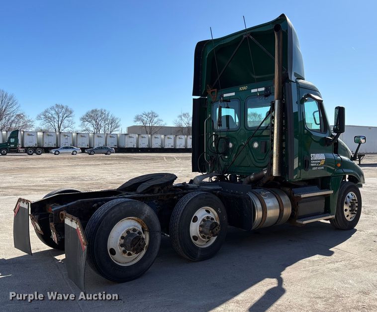 image for item FG1072 2017 Freightliner Cascadia 125 semi truck