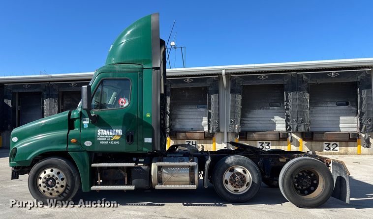 image for item FG1072 2017 Freightliner Cascadia 125 semi truck