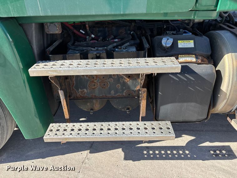 image for item FG1072 2017 Freightliner Cascadia 125 semi truck