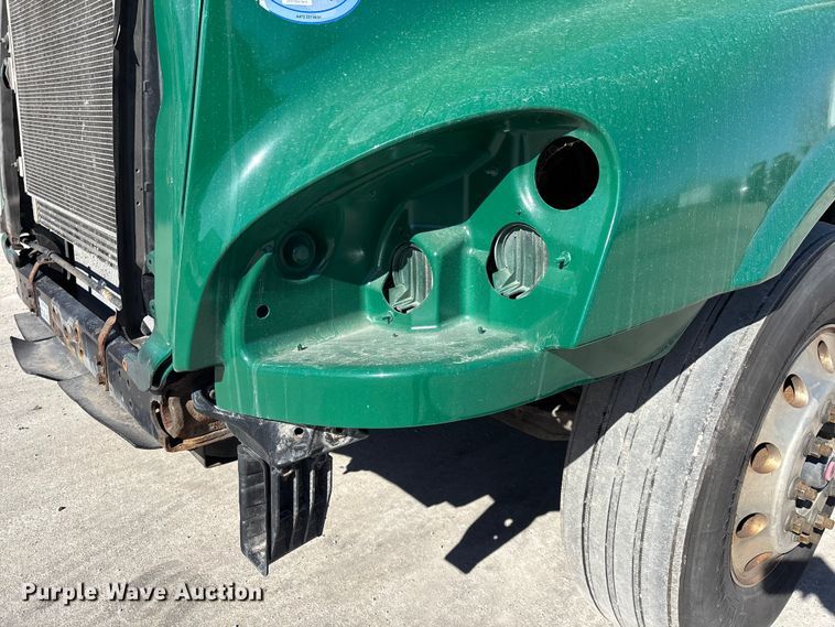 image for item FG1072 2017 Freightliner Cascadia 125 semi truck