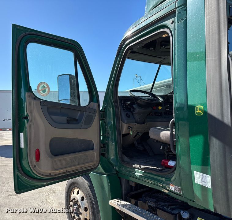 image for item FG1072 2017 Freightliner Cascadia 125 semi truck