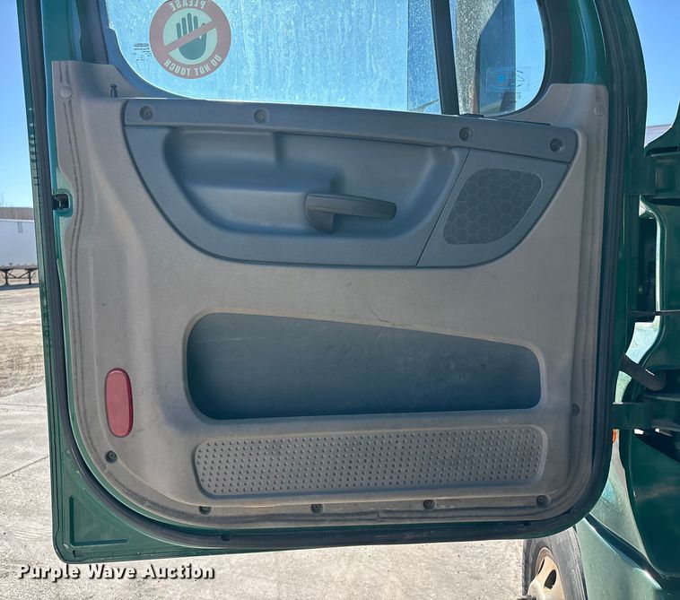 image for item FG1072 2017 Freightliner Cascadia 125 semi truck