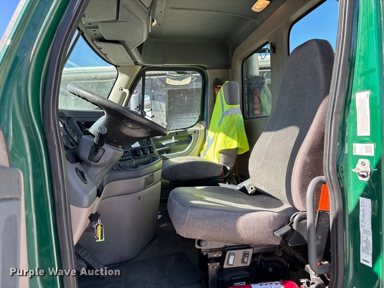 image for item FG1072 2017 Freightliner Cascadia 125 semi truck