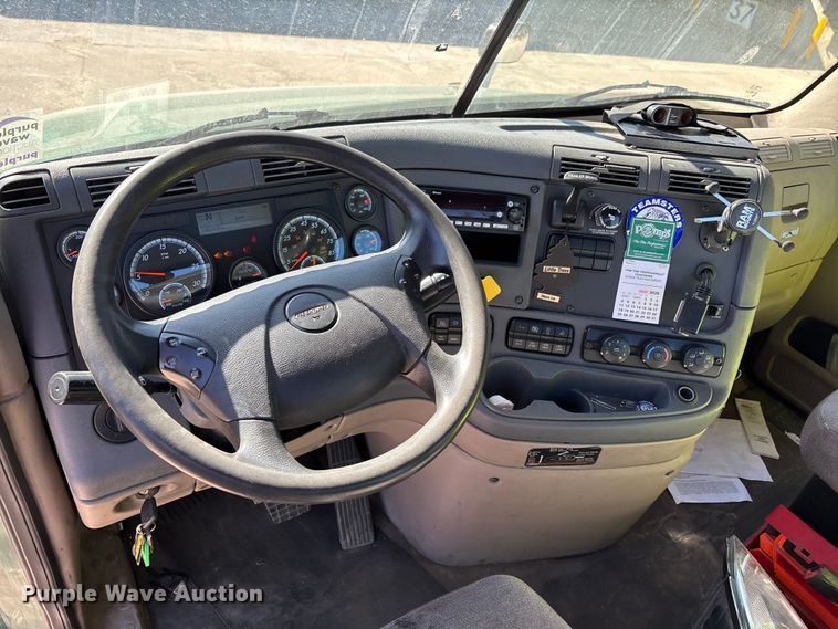 image for item FG1072 2017 Freightliner Cascadia 125 semi truck