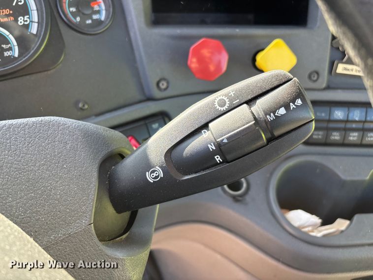 image for item FG1072 2017 Freightliner Cascadia 125 semi truck