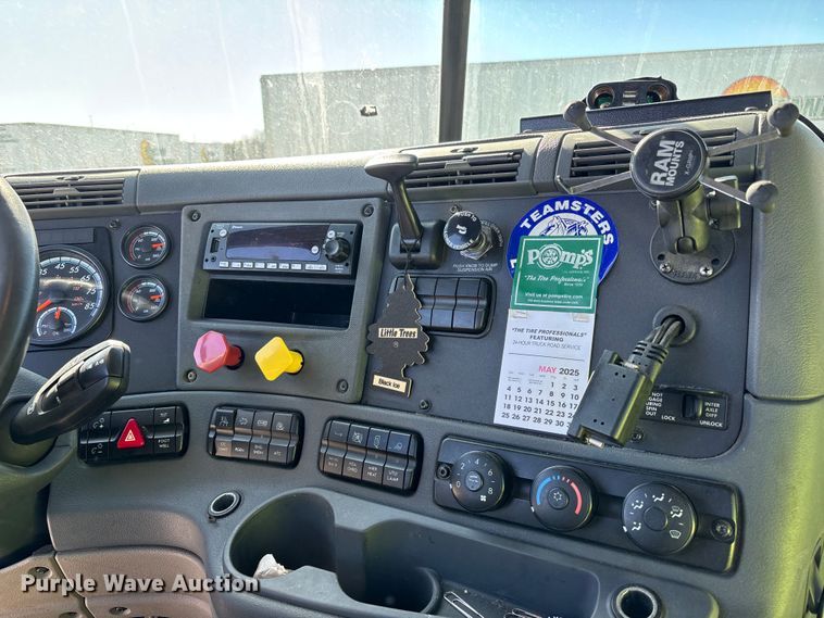 image for item FG1072 2017 Freightliner Cascadia 125 semi truck