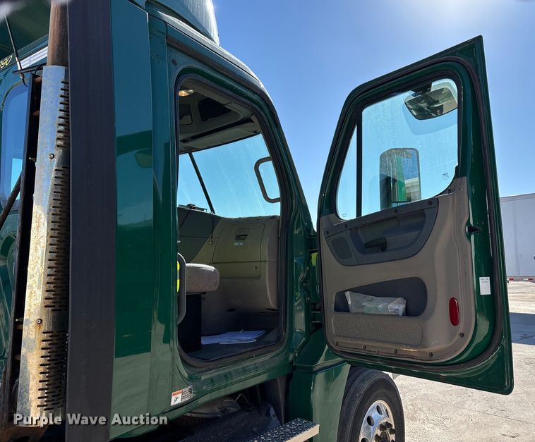 image for item FG1072 2017 Freightliner Cascadia 125 semi truck