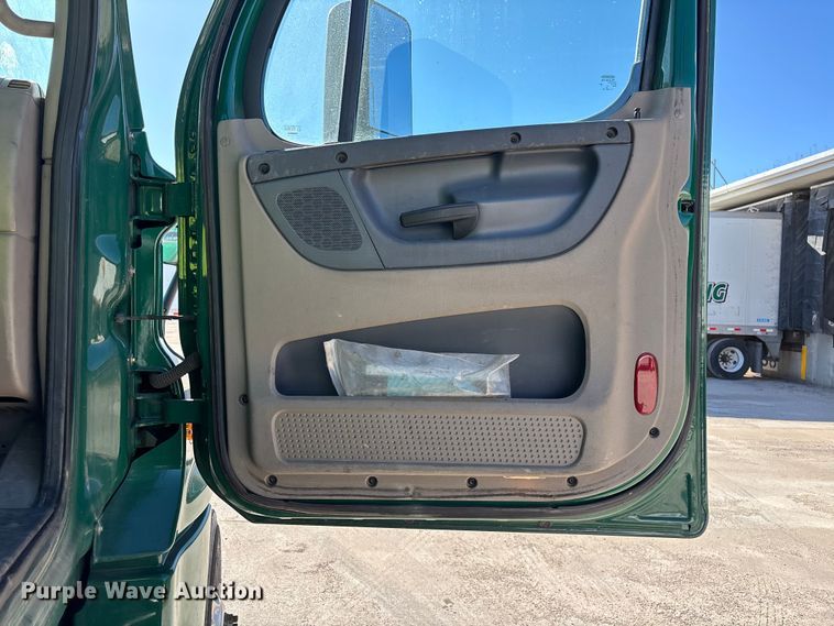 image for item FG1072 2017 Freightliner Cascadia 125 semi truck