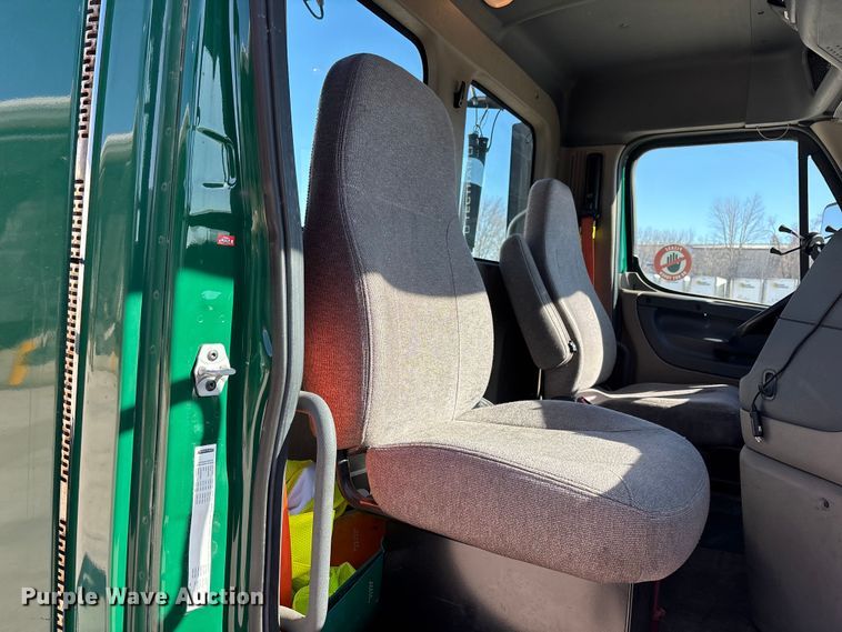 image for item FG1072 2017 Freightliner Cascadia 125 semi truck