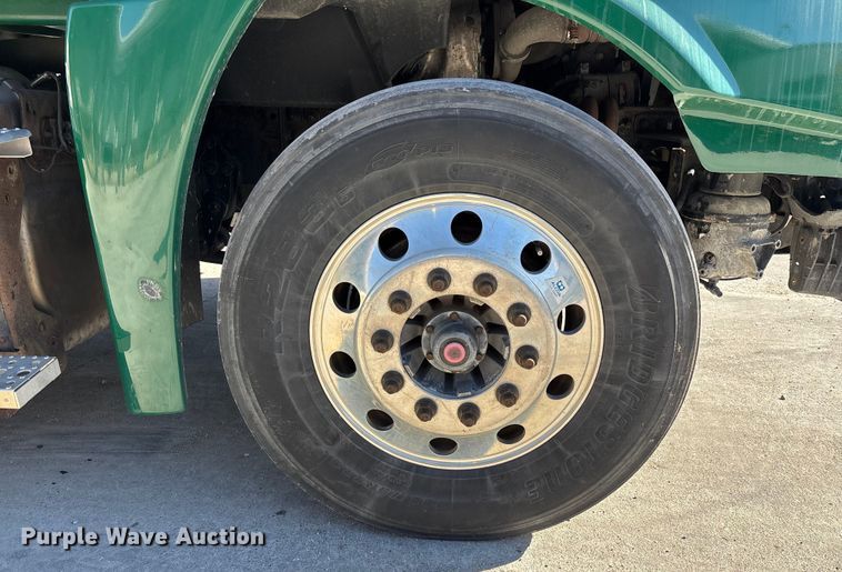 image for item FG1072 2017 Freightliner Cascadia 125 semi truck