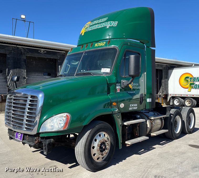 image for item FG1073 2017 Freightliner Cascadia 125 semi truck