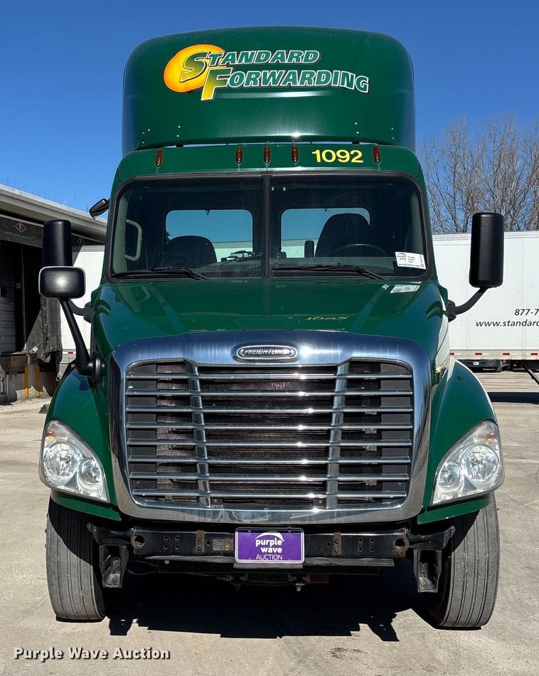 image for item FG1073 2017 Freightliner Cascadia 125 semi truck