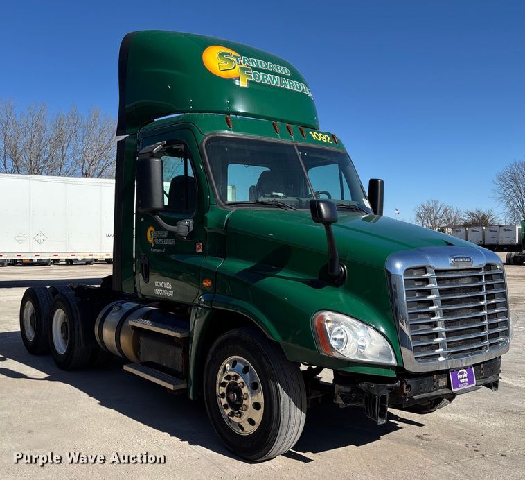 image for item FG1073 2017 Freightliner Cascadia 125 semi truck