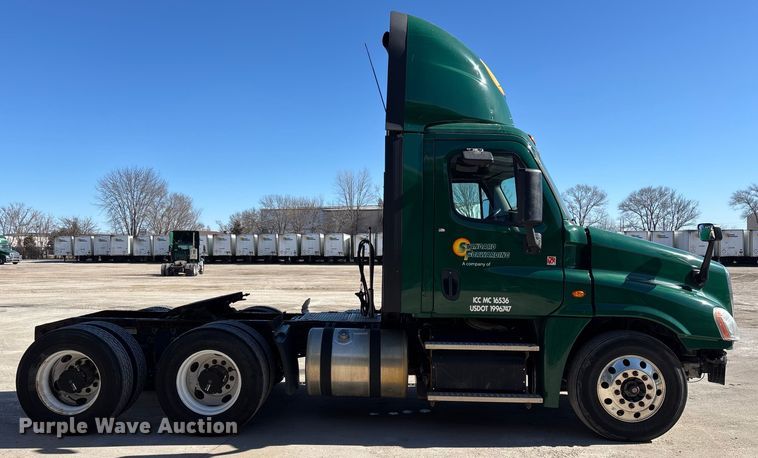 image for item FG1073 2017 Freightliner Cascadia 125 semi truck