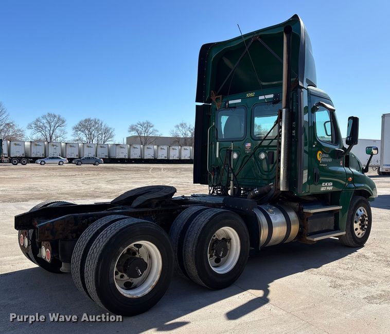 image for item FG1073 2017 Freightliner Cascadia 125 semi truck