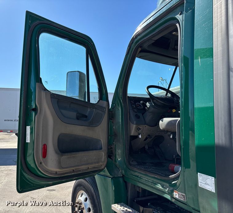 image for item FG1073 2017 Freightliner Cascadia 125 semi truck