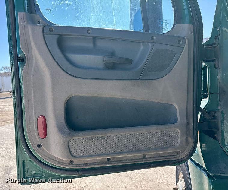 image for item FG1073 2017 Freightliner Cascadia 125 semi truck