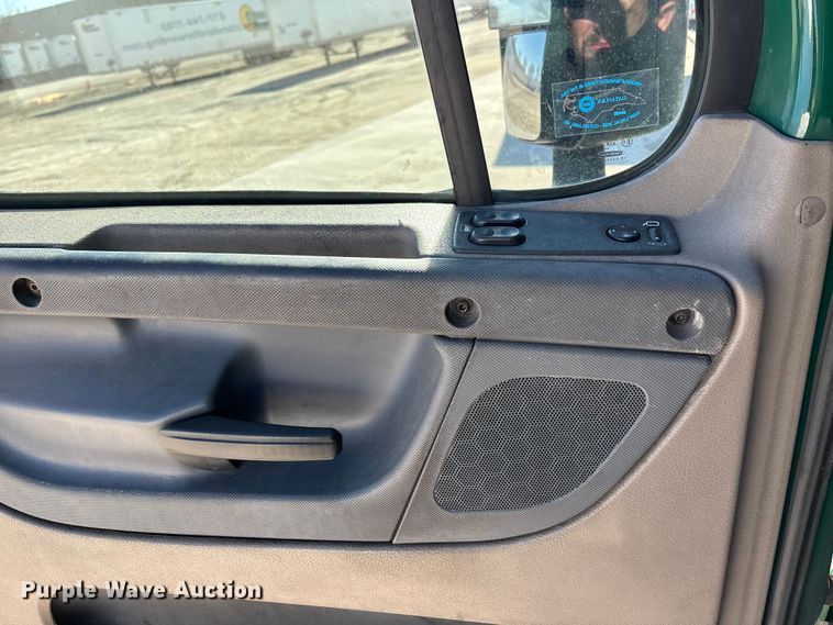 image for item FG1073 2017 Freightliner Cascadia 125 semi truck