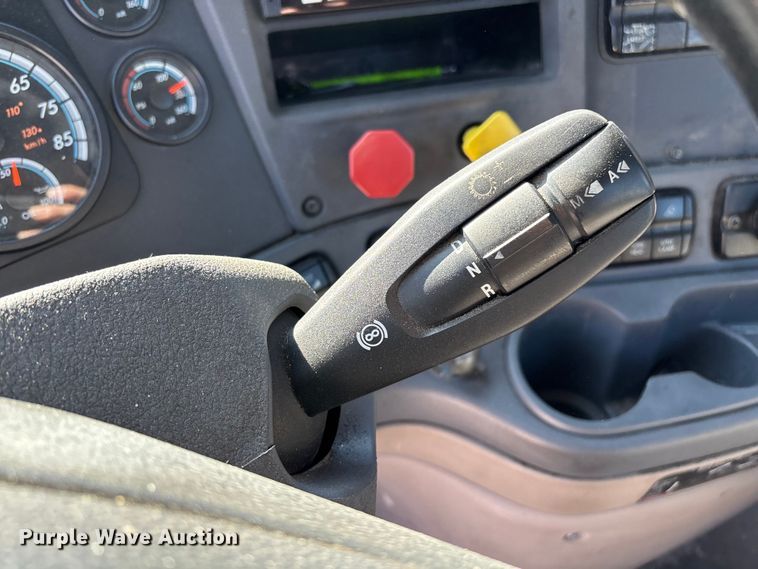 image for item FG1073 2017 Freightliner Cascadia 125 semi truck