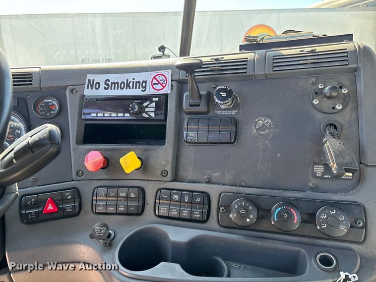 image for item FG1073 2017 Freightliner Cascadia 125 semi truck