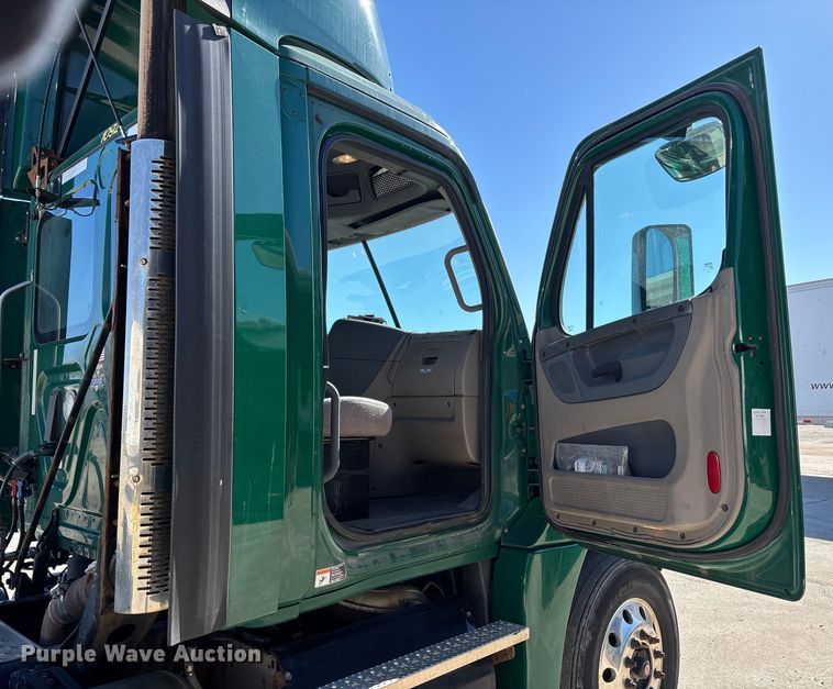 image for item FG1073 2017 Freightliner Cascadia 125 semi truck