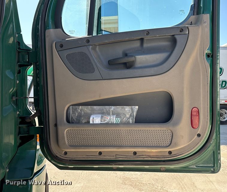 image for item FG1073 2017 Freightliner Cascadia 125 semi truck