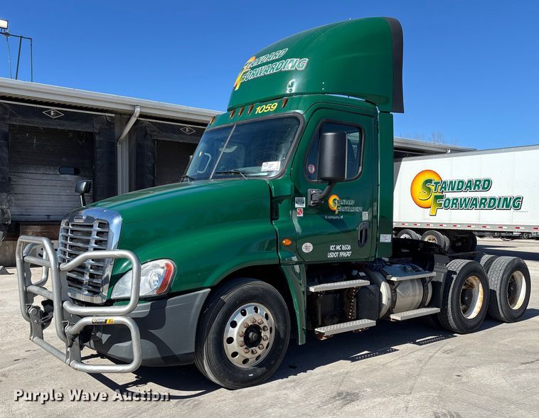 image for item FG1078 2017 Freightliner Cascadia 125 semi truck