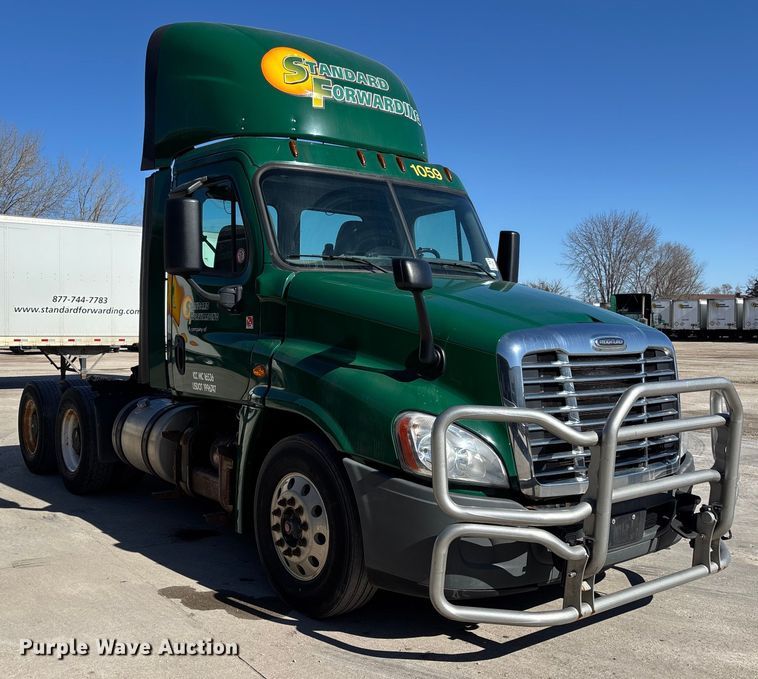 image for item FG1078 2017 Freightliner Cascadia 125 semi truck