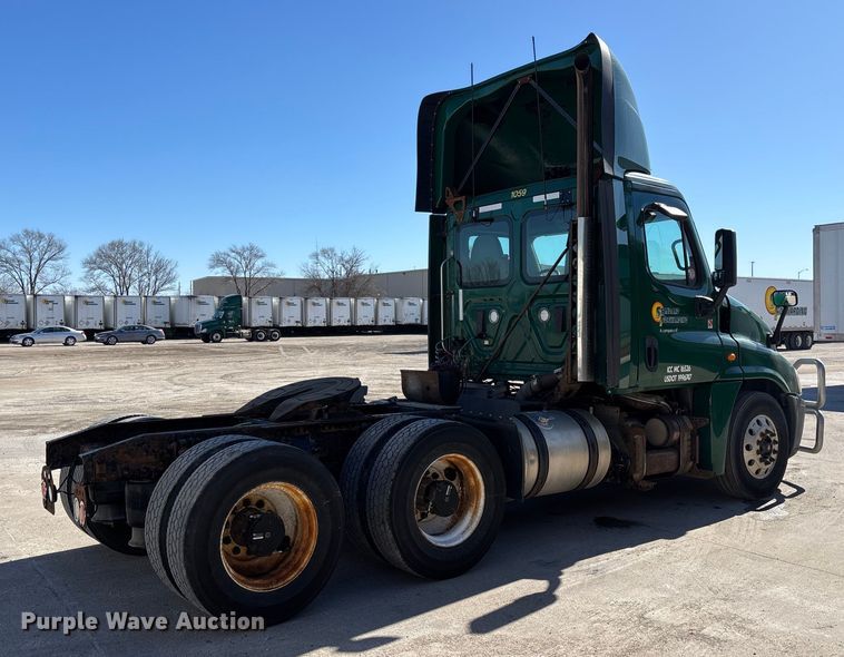 image for item FG1078 2017 Freightliner Cascadia 125 semi truck