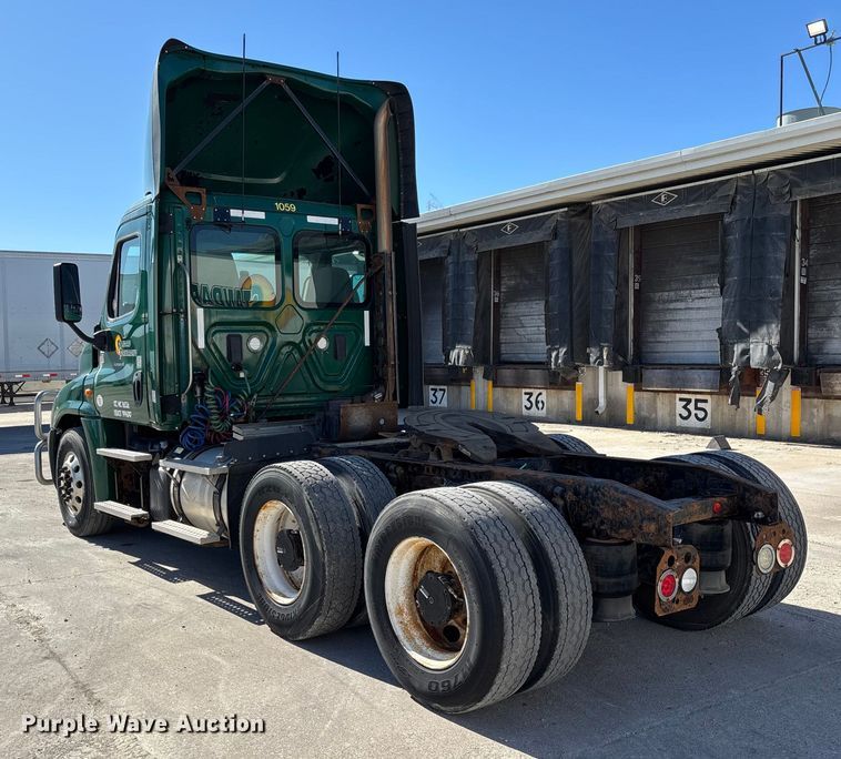 image for item FG1078 2017 Freightliner Cascadia 125 semi truck