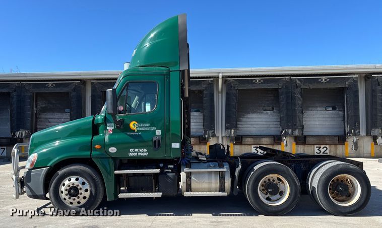 image for item FG1078 2017 Freightliner Cascadia 125 semi truck