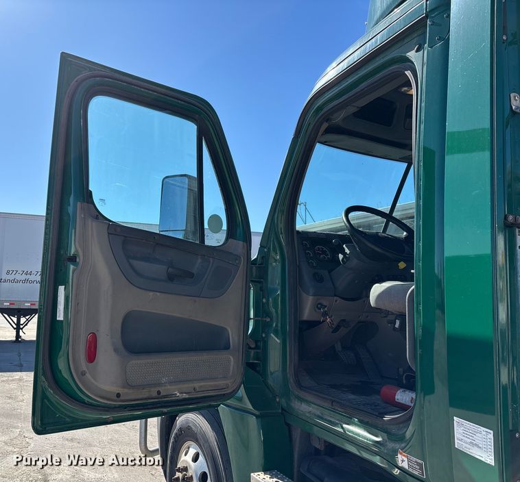 image for item FG1078 2017 Freightliner Cascadia 125 semi truck