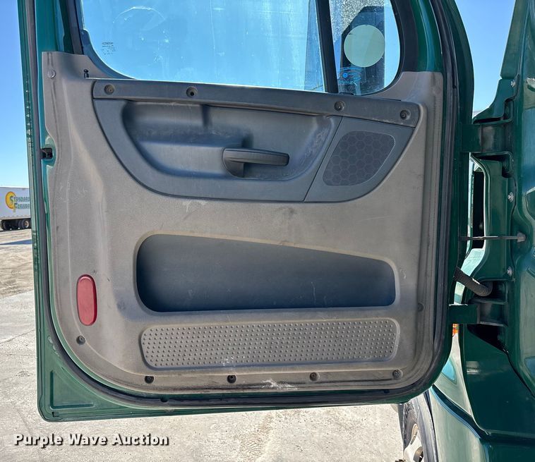 image for item FG1078 2017 Freightliner Cascadia 125 semi truck