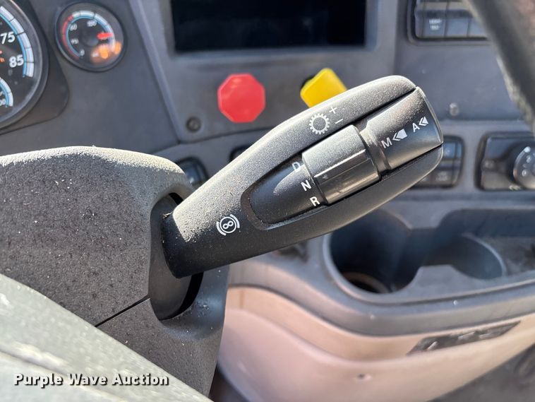 image for item FG1078 2017 Freightliner Cascadia 125 semi truck