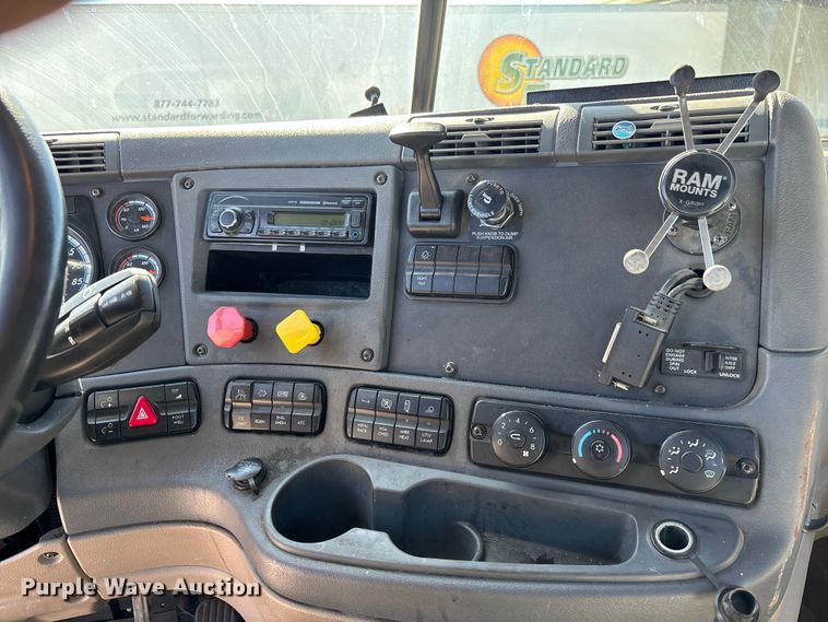 image for item FG1078 2017 Freightliner Cascadia 125 semi truck