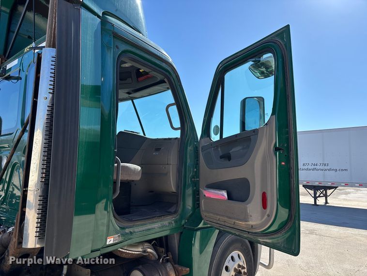 image for item FG1078 2017 Freightliner Cascadia 125 semi truck