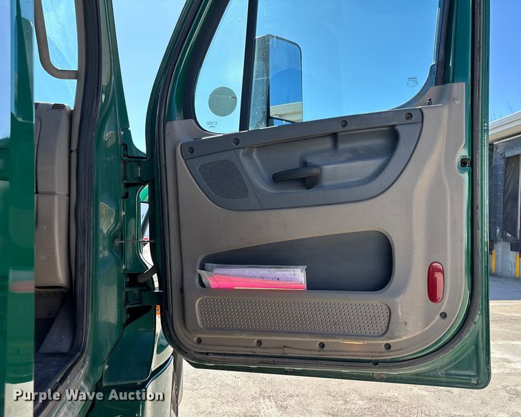 image for item FG1078 2017 Freightliner Cascadia 125 semi truck