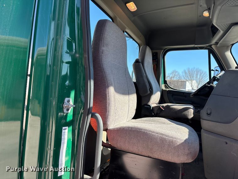 image for item FG1078 2017 Freightliner Cascadia 125 semi truck