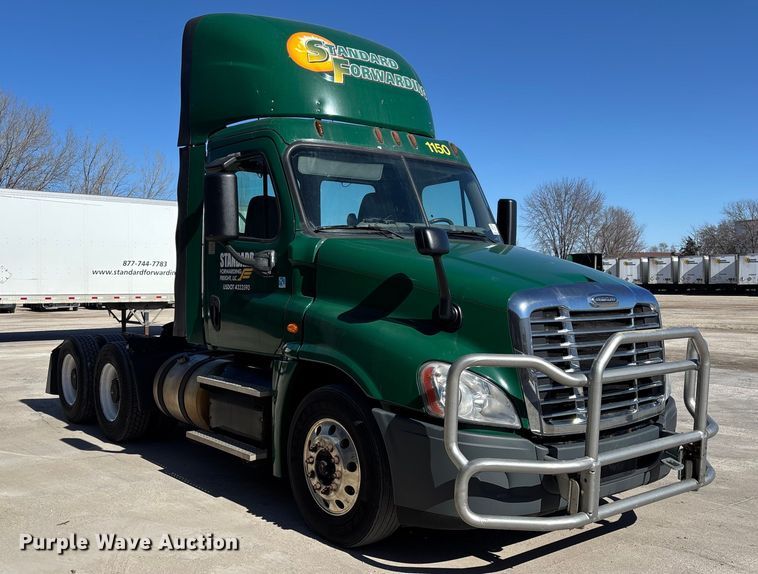 image for item FG1079 2017 Freightliner Cascadia 125 semi truck