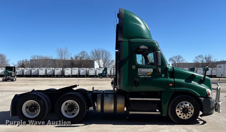 image for item FG1079 2017 Freightliner Cascadia 125 semi truck